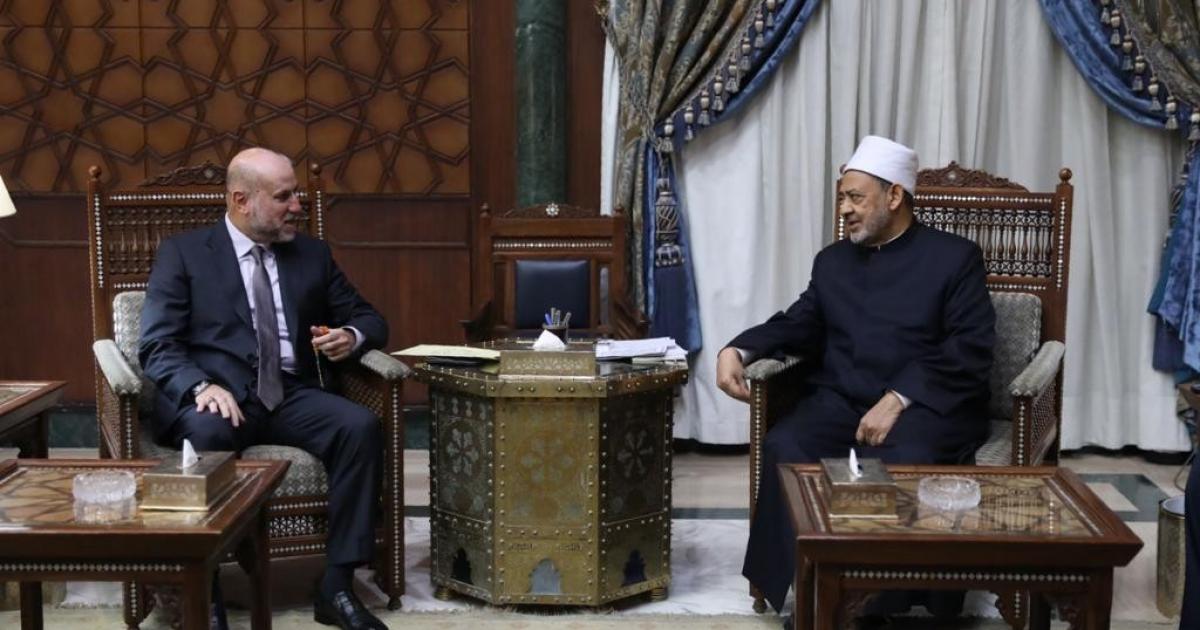 Penasehat Keagamaan Presiden Palestina Dr. Mahmoud Al-Habbash menemui Syekhul-Azhar Ahmad Ath-Thayyib di Kairo.