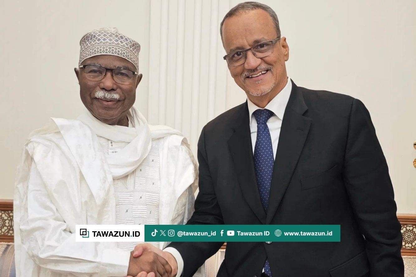 FOTO Serah terima jabatan sekjen OKI terpilih Ismail Ould Cheikh (kanan) asal Mauritania dari Hissein Brahim Taha asal Chad.