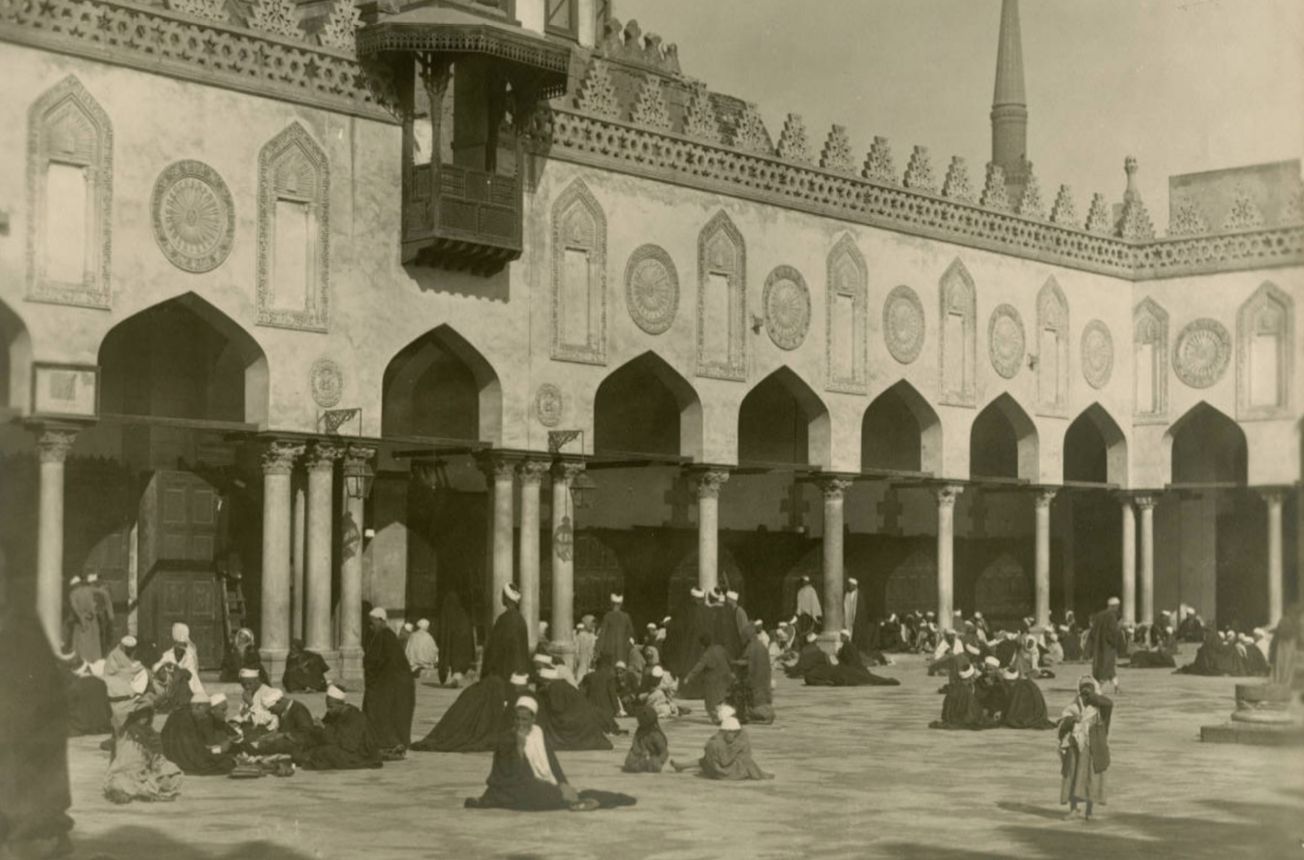 Foto: Para mujawir di halaman tengah terbuka (sahn) di masjid Al-Azhar. (Creswell/AUC)