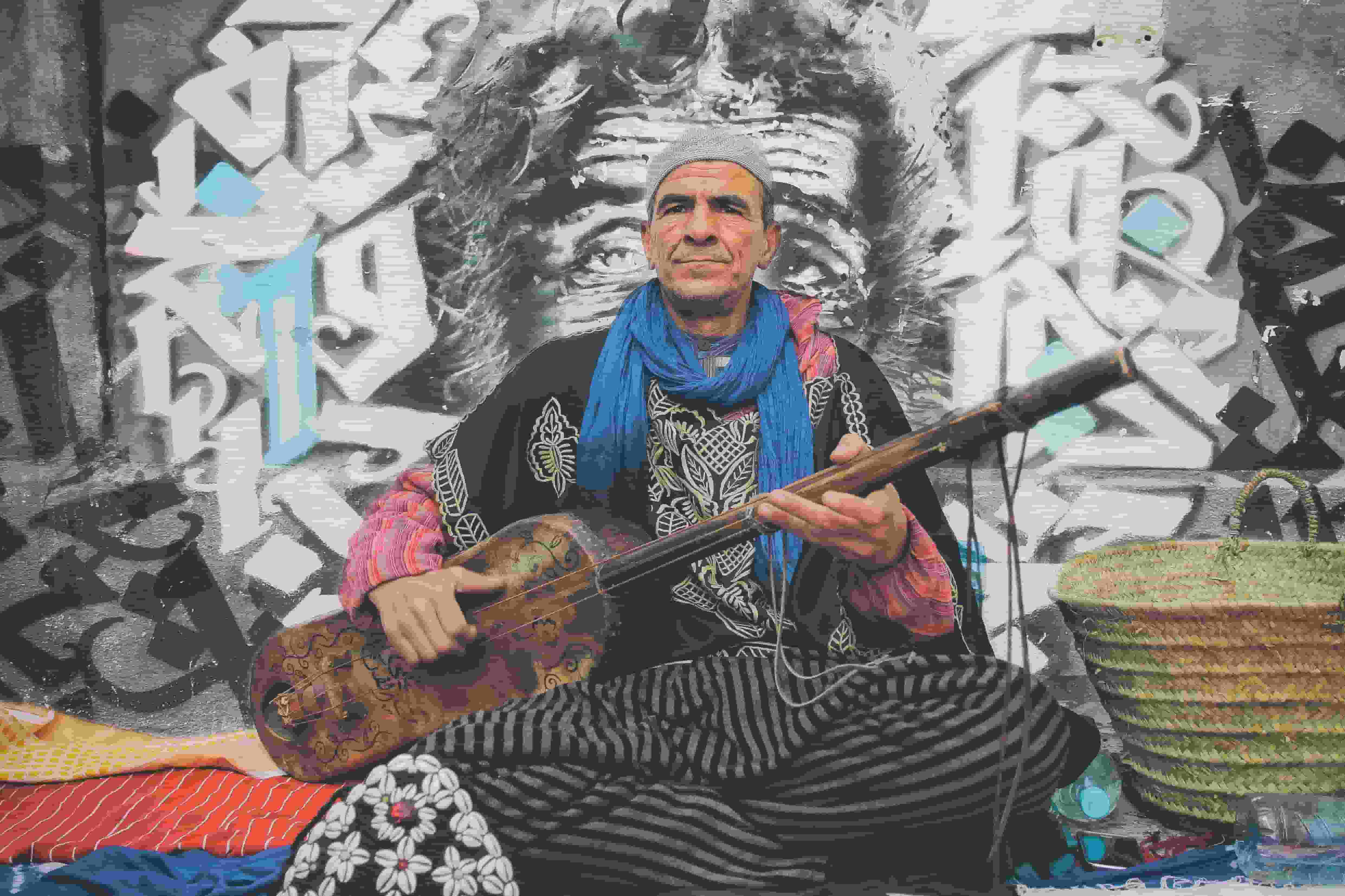 FOTO: Ilustrasi seorang pria bermain alat musik. (Aziz Acharki/Unsplash)