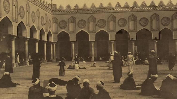 FOTO: Para talib di Masjid Al-Azhar tempo dulu.