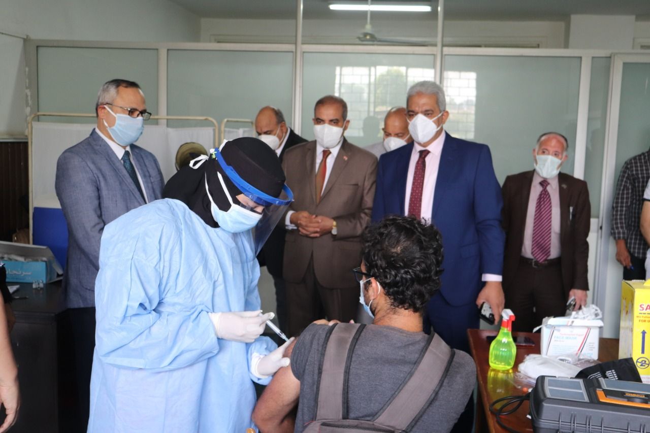FOTO: Vaksinasi di Universitas Al-Azhar disaksikan Rektor Univ. Al-Azhar Al-Mahrashawi. (Al-Ahram)