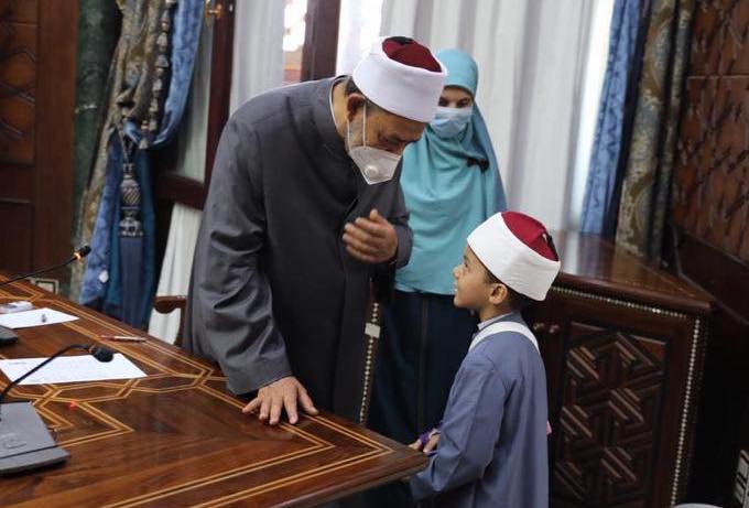 FOTO: Syekhul-Azhar menemui seorang Azhari kecil di Masyakhah Al-Azhar. (Laman Al-Azhar)