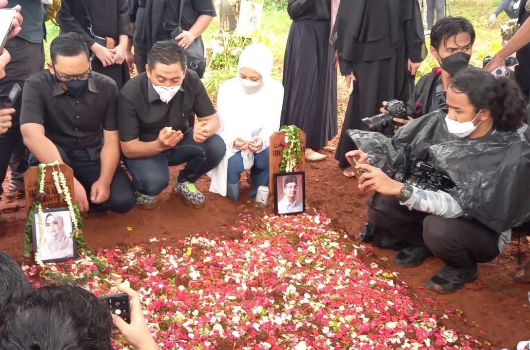 FOTO: Ilustrasi hukum fikih untuk makam Vanessa Angle dan Bibi. (Harian Haluan)