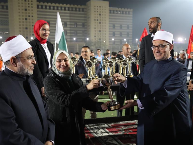 FOTO: Dr. Nahlah Ash-Sha'idi dan Syekh Nazhir Muhammad 'Ayyad di stadion Al-Azhar. (Al-Azhar)