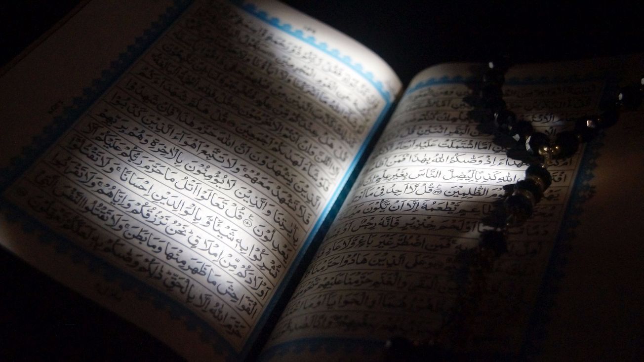 FOTO: Ilustrasi tafsir isyari atau sufi untuk Tafsir Ontologis Alif Lam Mim. (Ayesha Firdaus/Unsplash)