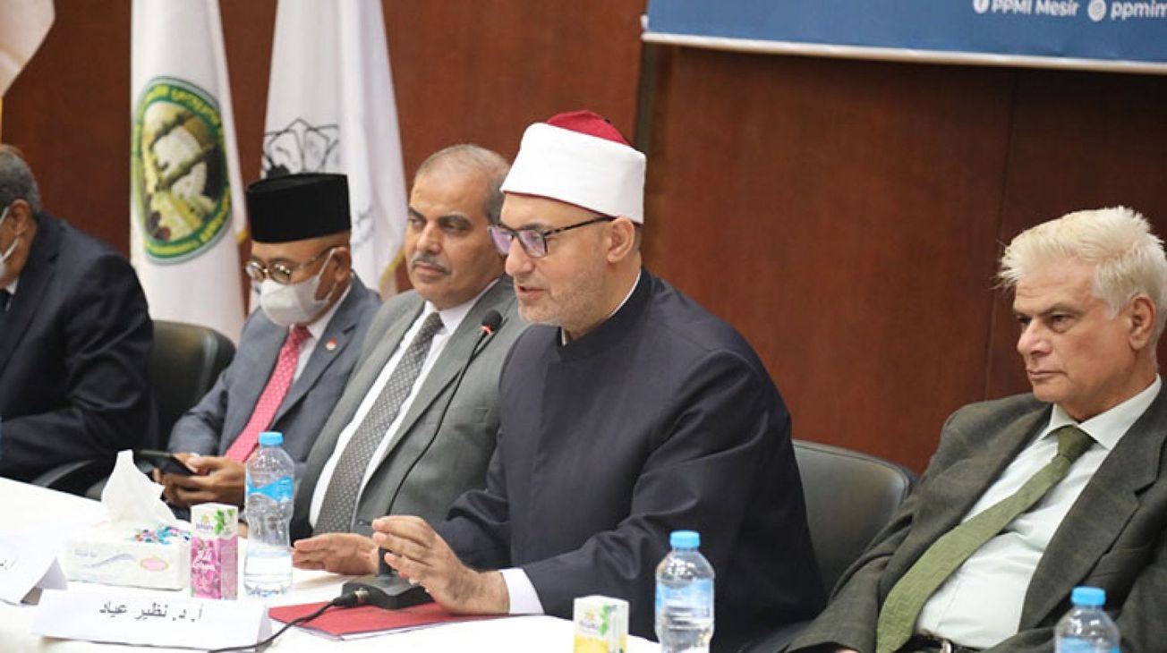 FOTO Syekh Prof. Dr. Nazhir Muhammad 'Ayyad berpeci Al-Azhar. (Al Wafd)