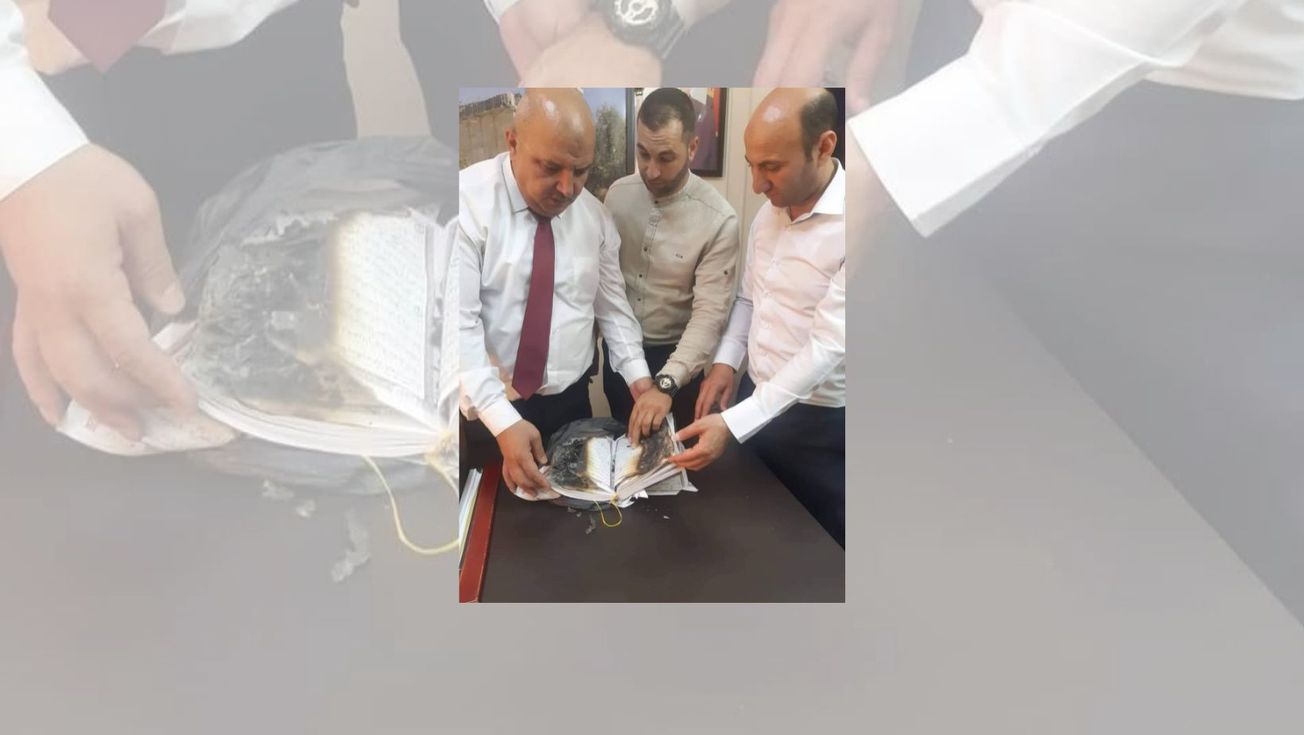 FOTO Mushaf Al-Quran dalam aksi pembakaran oleh Zionis.