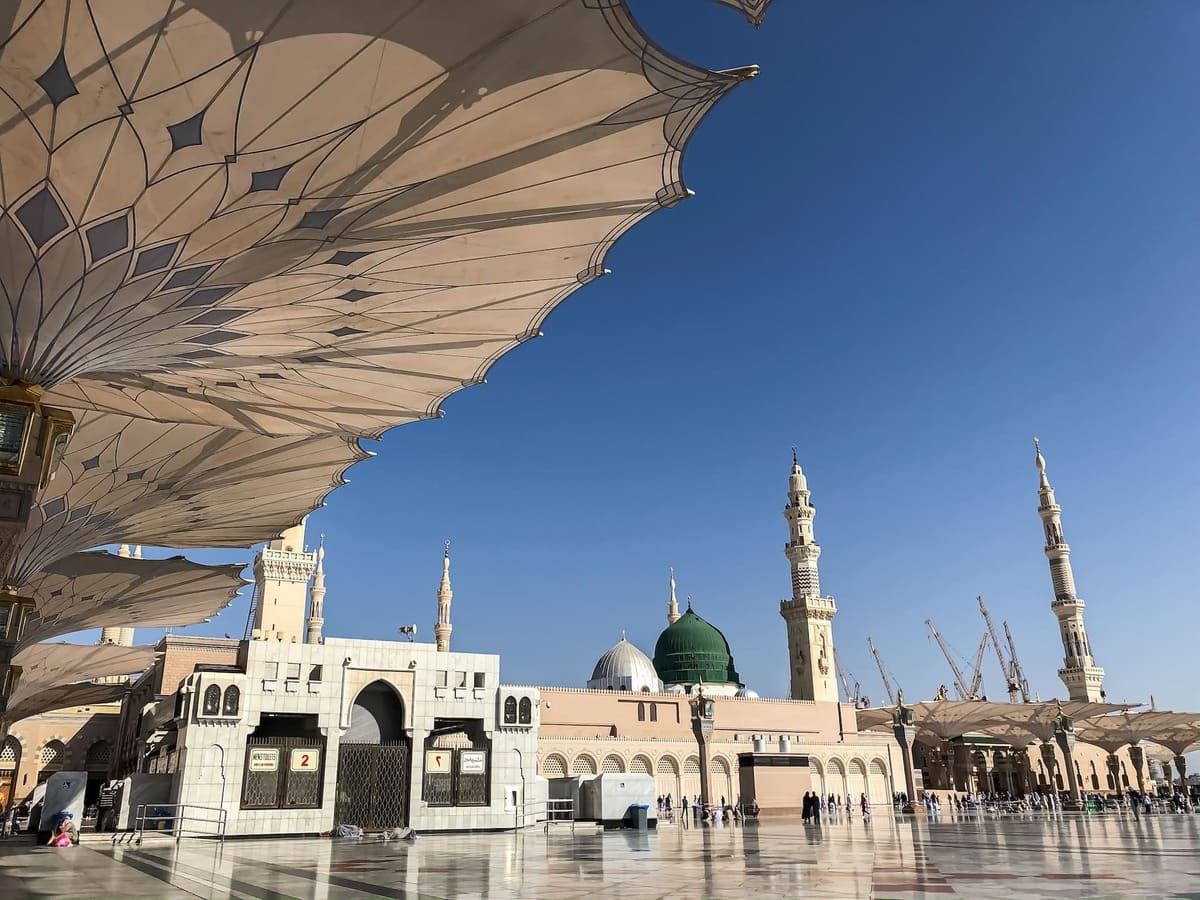 FOTO Masjid Nabawi, Al-Madinah Al-Munawwarah. (Mishaal Zahed/Unsplash)