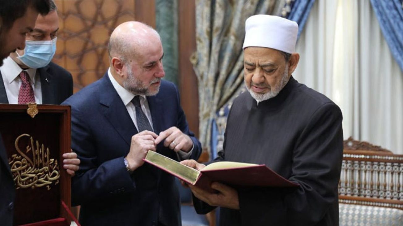 FOTO Al-Habbash saat memberikan mushaf kepada Imam Akbar.