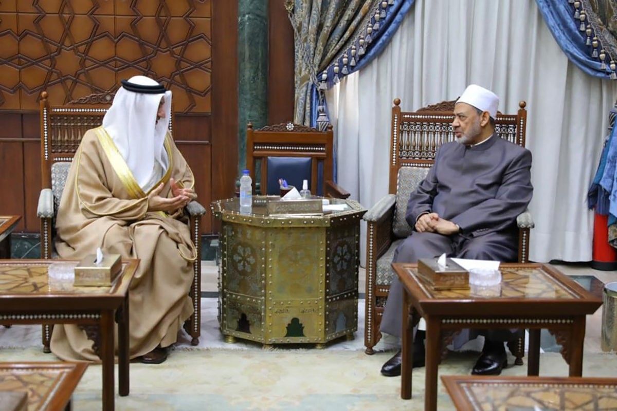 FOTO Syekhul-Azhar Ahmad Ath-Thayyib menyambut Duta Besar Bahrain untuk Mesir Hisyam Al-Jaudar. (Al-Azhar)