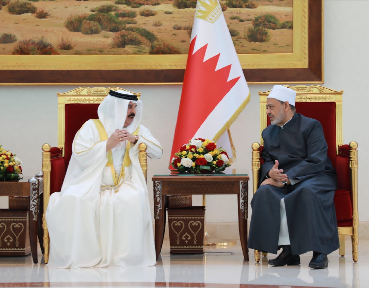 FOTO Raja Bahrain (kiri) bersama Imam Akbar Syekhul-Azhar dalam acara Forum Dialog Bahrain.