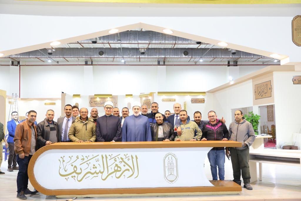 FOTO Wakilul Azhar dan Sekjen Akademi Riset Islam memeriksa kesiapan stan Al-Azhar di CIBF 2023 (Al-Azhar)