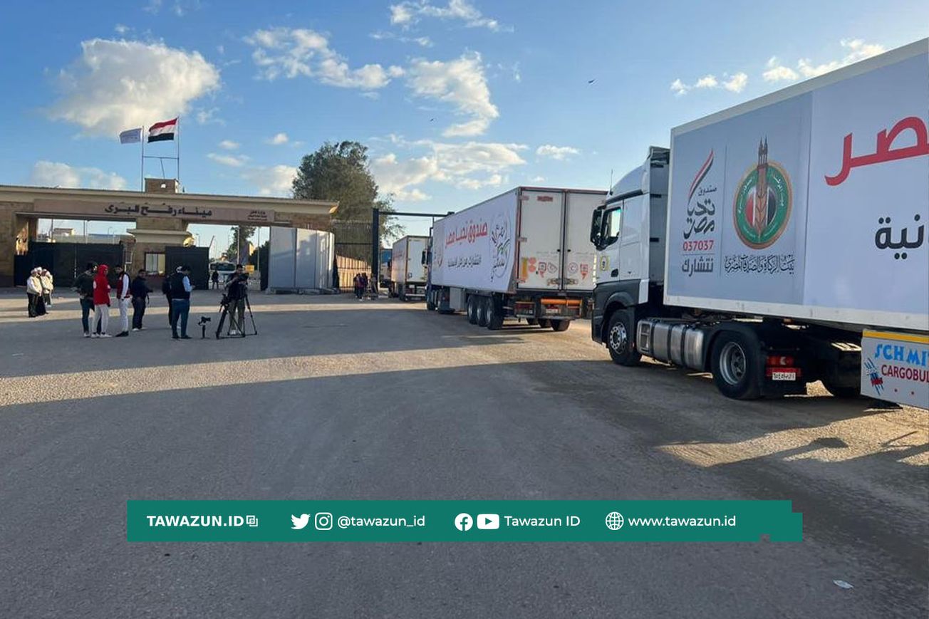 FOTO Truk kontainer melewati perbatasan Rafah menuju Gaza, Palestina.