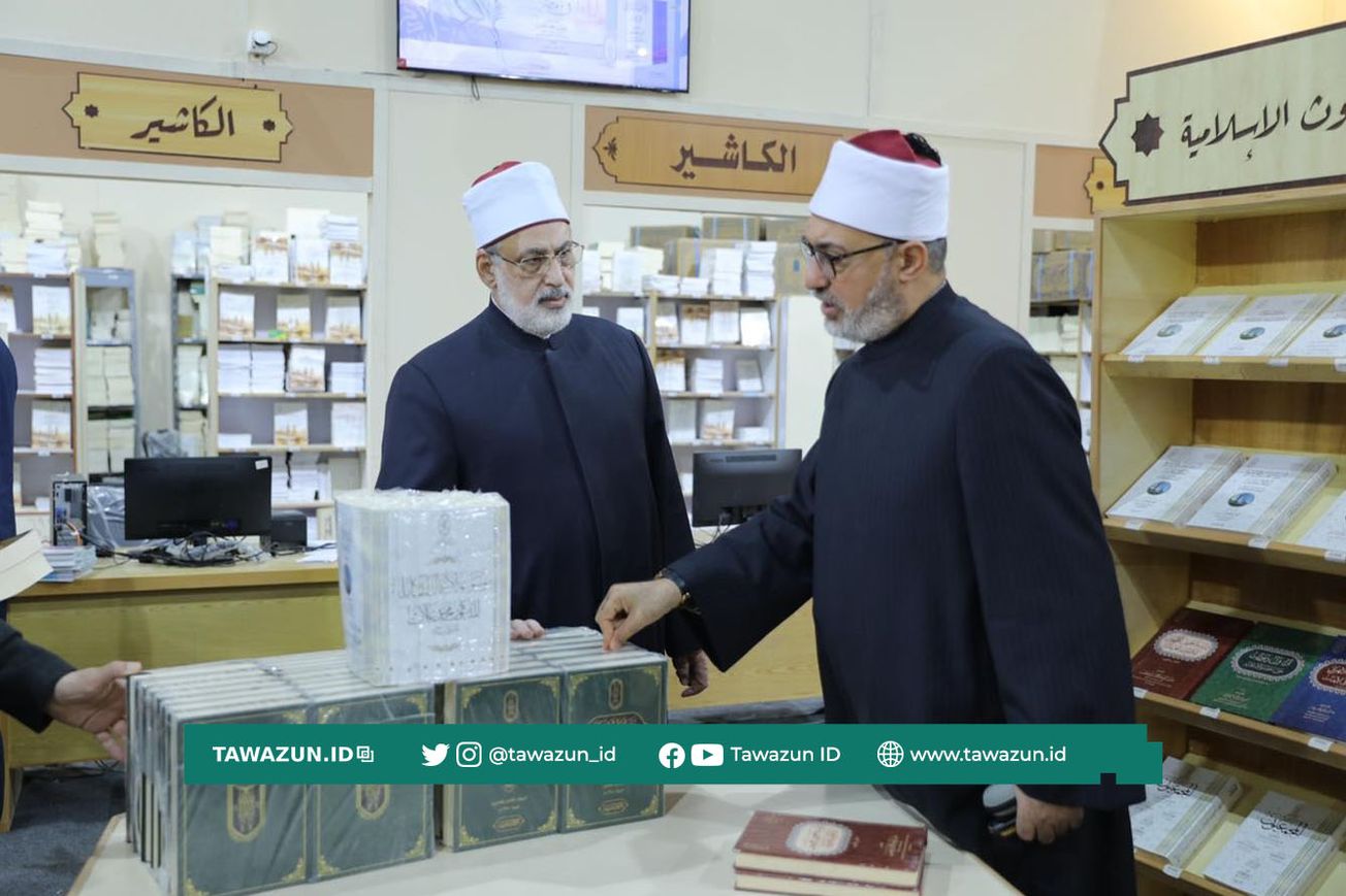 FOTO Wakilul-Azhar (kiri) bersama Sekjen Akademi Riset Islam di stan Al-Azhar.