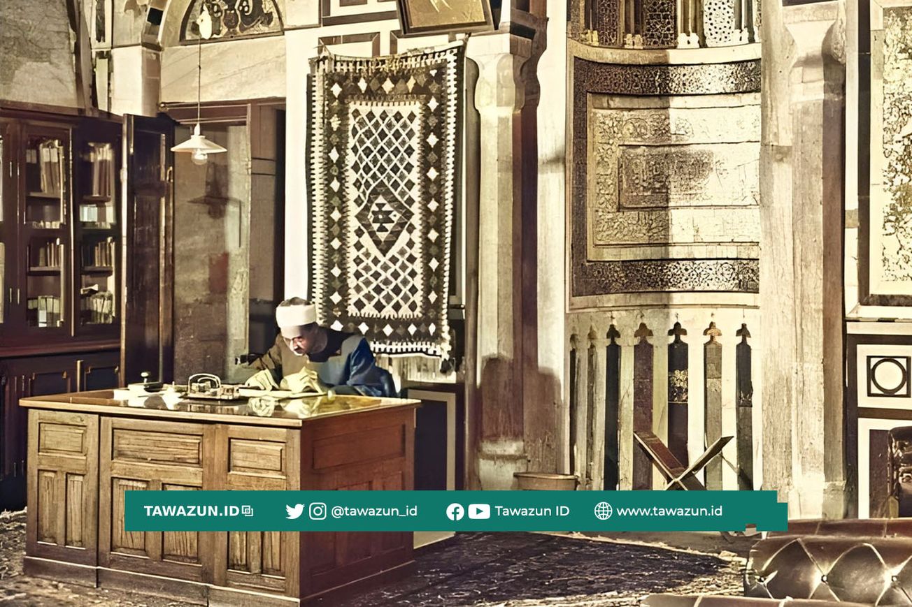 FOTO Syekh Abu Al-Wafa Al-Maraghi saat berada di dalam ruang kerjanya di Perpustakaan Umum Al-Azhar.