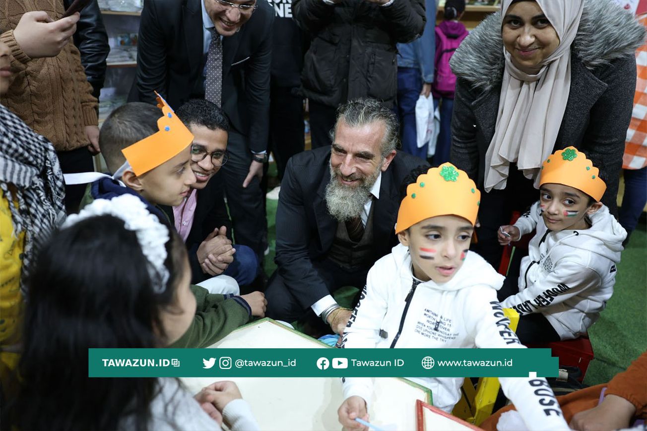 FOTO Perwakilan UNICEF Jeremy Hopkins saat berkunjung ke stan Al-Azhar.