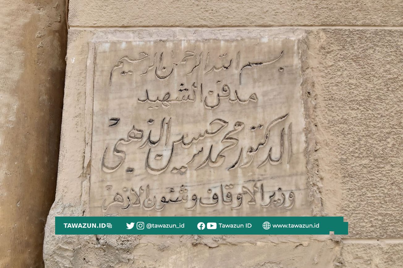 FOTO Papan makam Syekh Muhammad Husain Adz-Dzahabi (Dok. Penulis)
