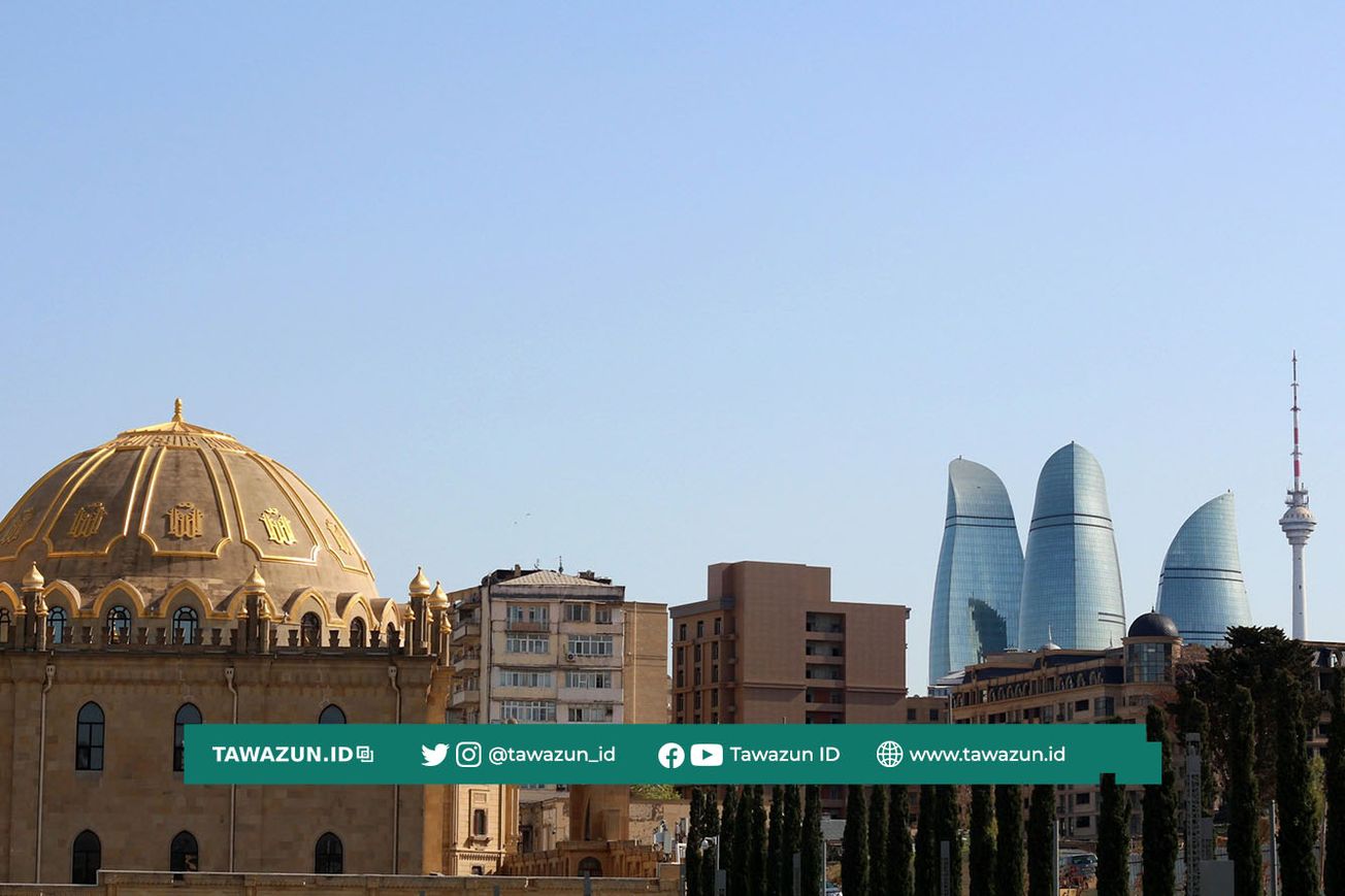 FOTO Masjid Taza Pir (kiri) di Baku, Azerbaijan. (Unsplash/Daniel Silva)