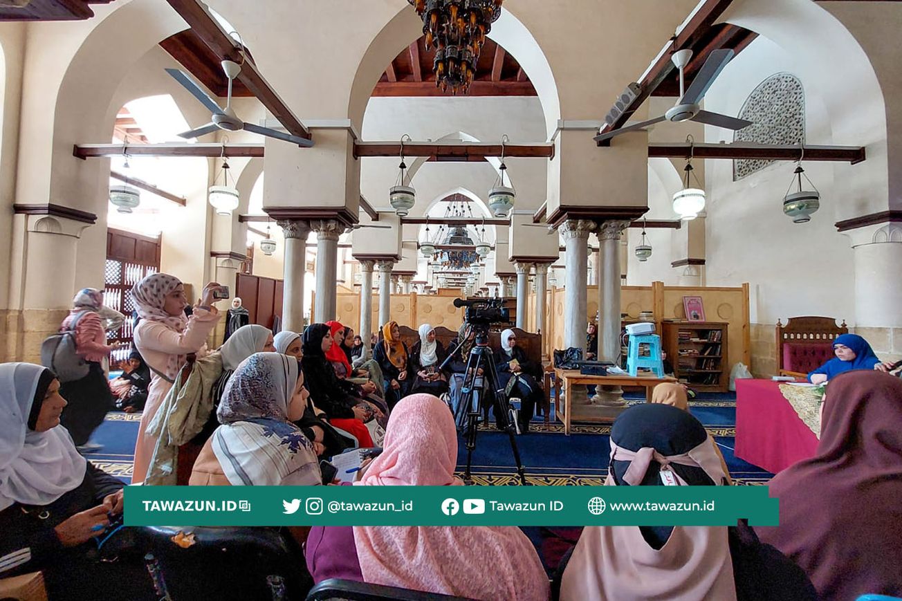 FOTO Majelis Ramadhaniyat Nisa'iyah di Riwaq Asy-Syaraqiwah, Masjid Al-Azhar.