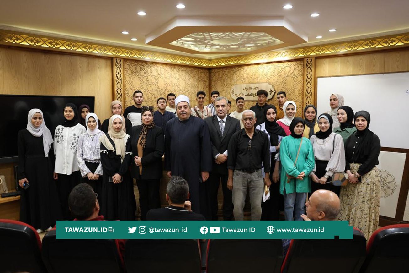 FOTO Kepala Direktorat Pendidikan Dasar dan Menengah Al-Azhar Syekh Aiman Abdulghani beserta para talib asal Gaza. (Al-Azhar)