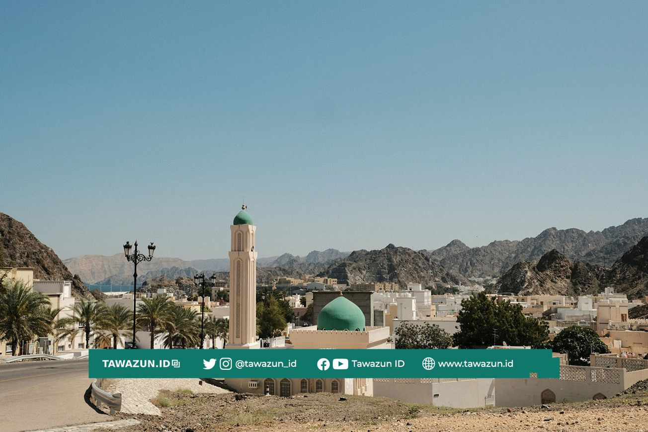 FOTO Sebuah masjid di pesisir Muscat, Oman. (Unsplash/Austin Curtis)