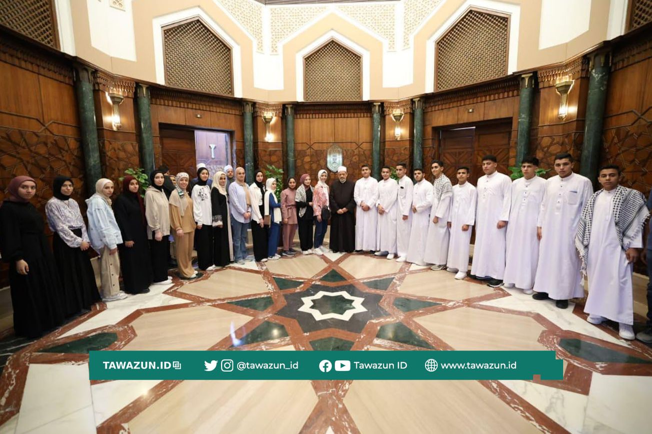 FOTO Syekhul-Azhar Ahmad Ath-Thayyib bersama para talib asal Gaza di Kairo, Mesir.
