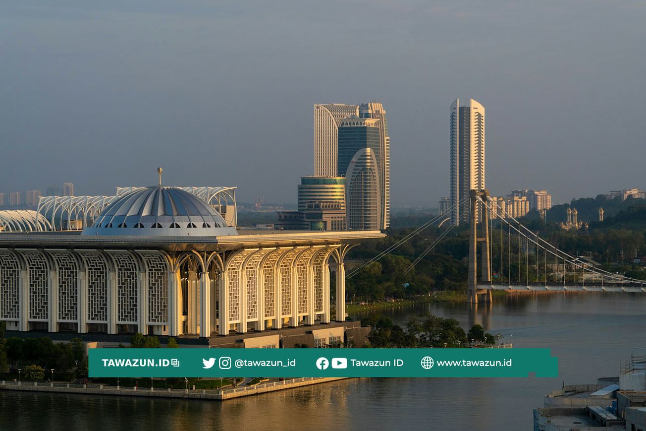 FOTO Masjid Besi, Putrajaya, Malaysia (Unsplash/Irfan Syahmi)