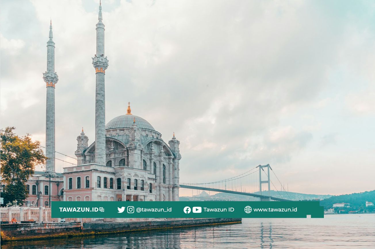 FOTO Masjid Ortakoy di Istanbul, Turkiye. (Unsplash/Meric)