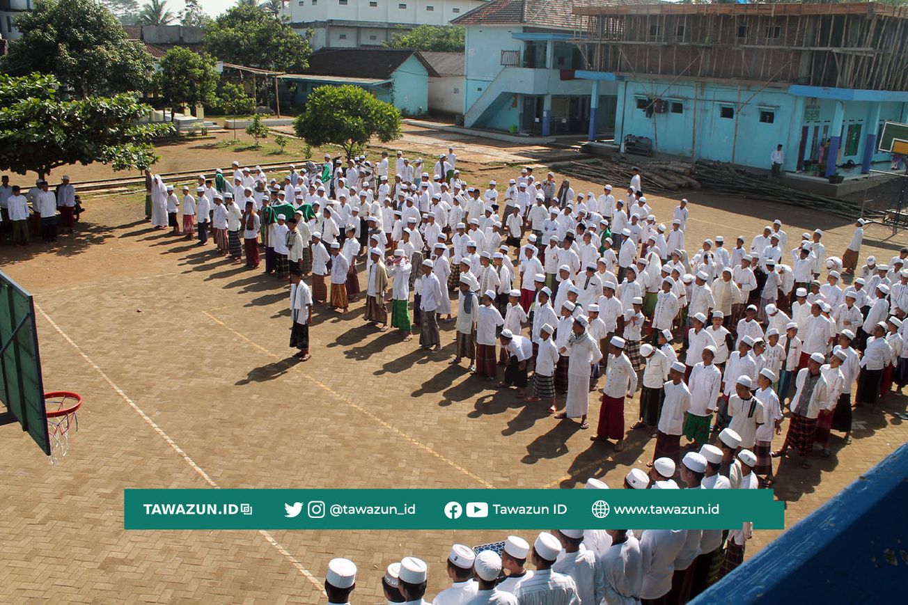 FOTO Santri Pondok Pesantren Al-Khoirot apel hari santri pertama pada 22 Oktober 2016. (Wikimedia Commons/Farzanesfandiar)