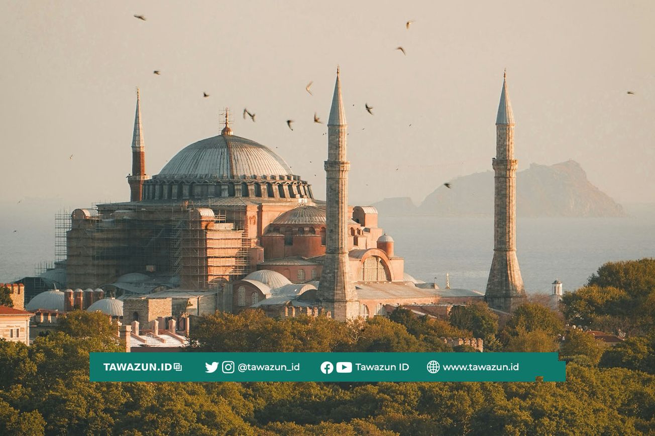 FOTO Masjid di Istanbul, Turkiye. (Unsplash/Kevin Charit)