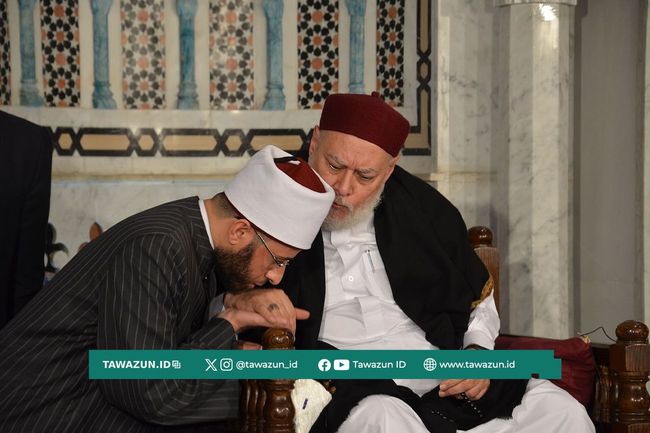 FOTO Syekh Usamah Al-Azhari (kiri) dan gurunya Syekh Ali Jumu’ah. (Wikimedia/Abdullahmkh)