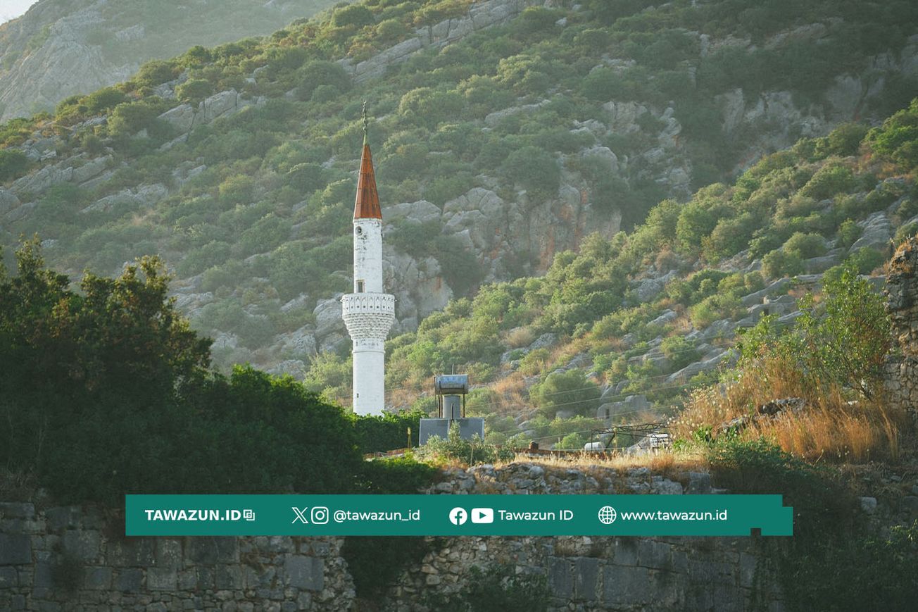FOTO Sebuah menara masjid di Finike, Antalya, Turkiye. (Unsplash/Aykut Pht)