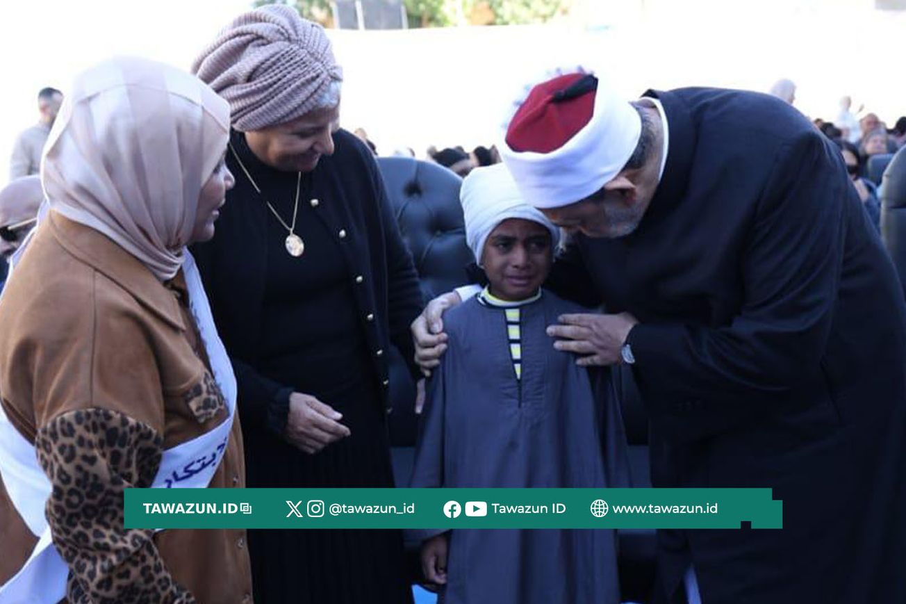 FOTO Syekhul-Azhar Ahmad Ath-Thayyib saat menenangkan anak yang hendak membacakan syair.