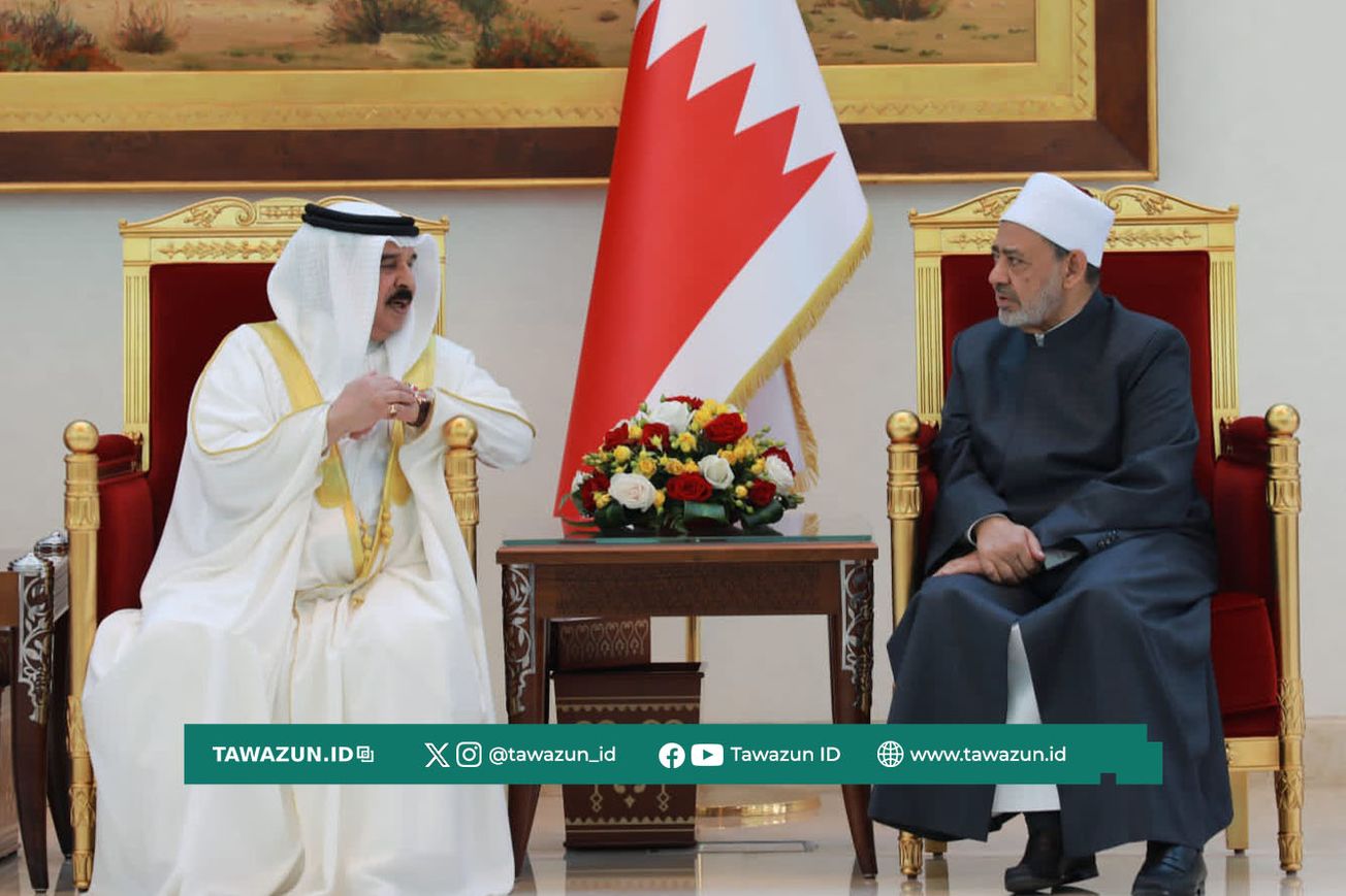 FOTO Syekh Ahmad Ath-Thayyib (kanan) bersama Raja Bahrain Hamad bin Isa Al Khalifa.