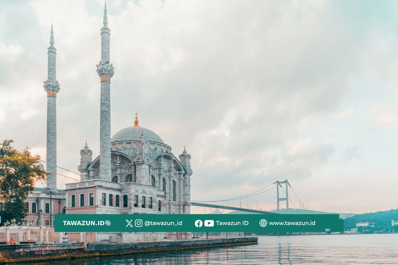 FOTO Masjid Büyük Mecidi di Beşiktaş, Provinsi Istanbul, Turkiye. (Unsplash/Meric Dagli)