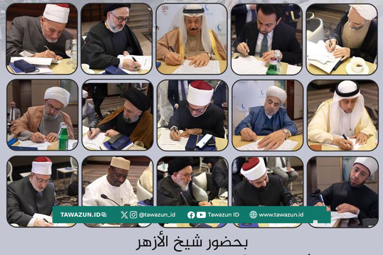 FOTO Para tokoh ulama menandatangani Seruan Ahli Kiblat pada Konferensi Dialog Intra-Islam di Bahrain. (Al-Azhar)