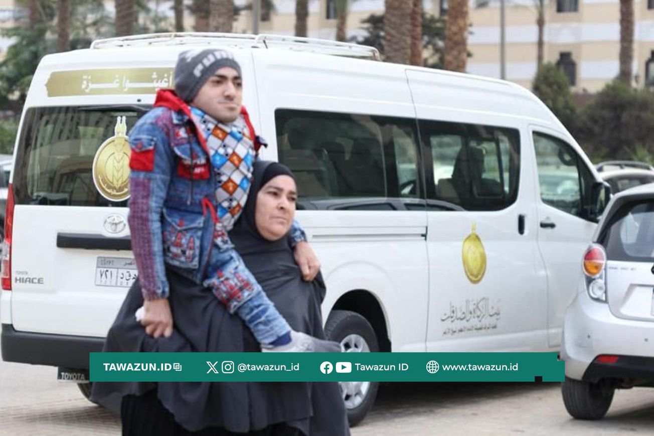 FOTO Hj. Zainab bersama putranya, Abdulmun’im saat diundang menghadap Imam Akbar. (Al-Azhar)