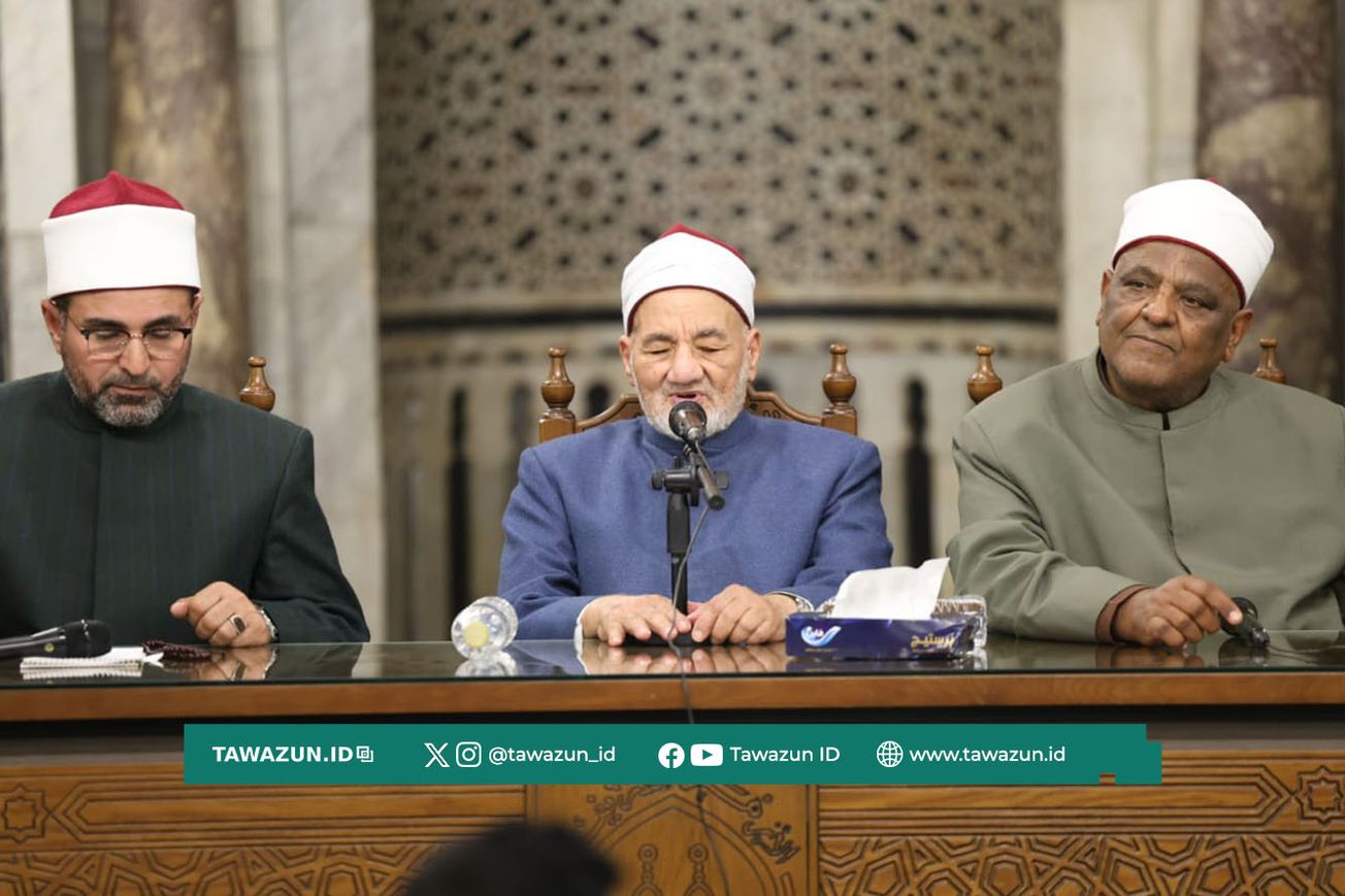 FOTO Syekh Hasan Asy-Syafi’i diapit oleh Syekh Abbas Syuman (kanan) dan Syekh Hani ‘Audah (kiri).