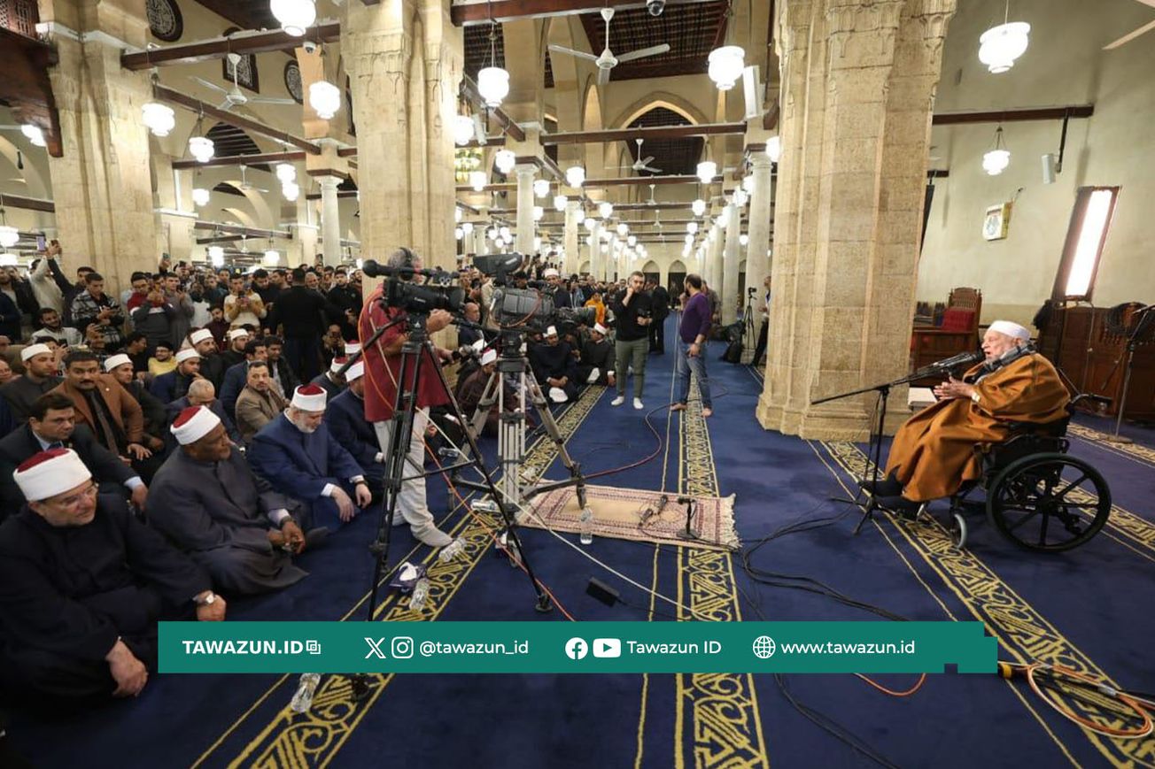 FOTO Syekh Ahmad Umar Hasyim saat menyampaikan dars tarawih di Masjid Al-Azhar, Kairo, Mesir.