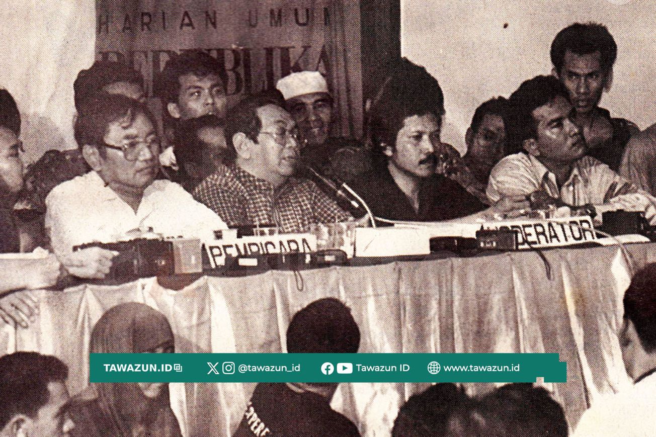 FOTO Gus Dur dalam diskusi buku Islam Demokrasi Atas Bawah di Jakarta tahun 1998. (Wikimedia/CakNunDotCom)