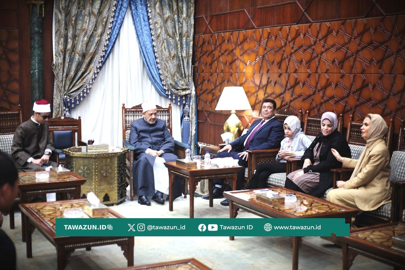 FOTO Pertemuan Imam Akbar Al-Azhar Syekh Ahmad Ath-Thayyib dengan imam muda tunanetra Muhammad Ahmad Hasan. (Al-Azhar)