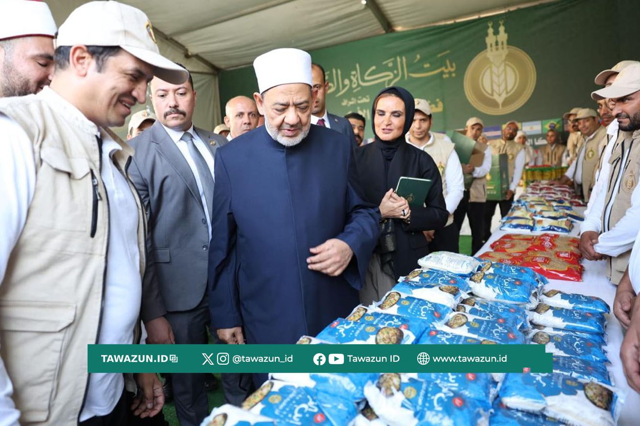 FOTO Syekh Ahmad Ath-Thayyib meninjau persiapan pengiriman bantuan ke Gaza, Palestina. (Al-Azhar)