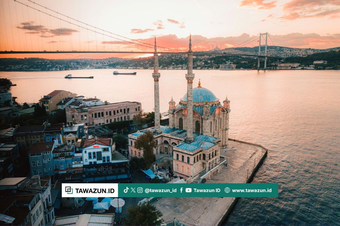 FOTO Masjid di Istanbul, Turkiye. (Unsplash/Spenser Sembrat)