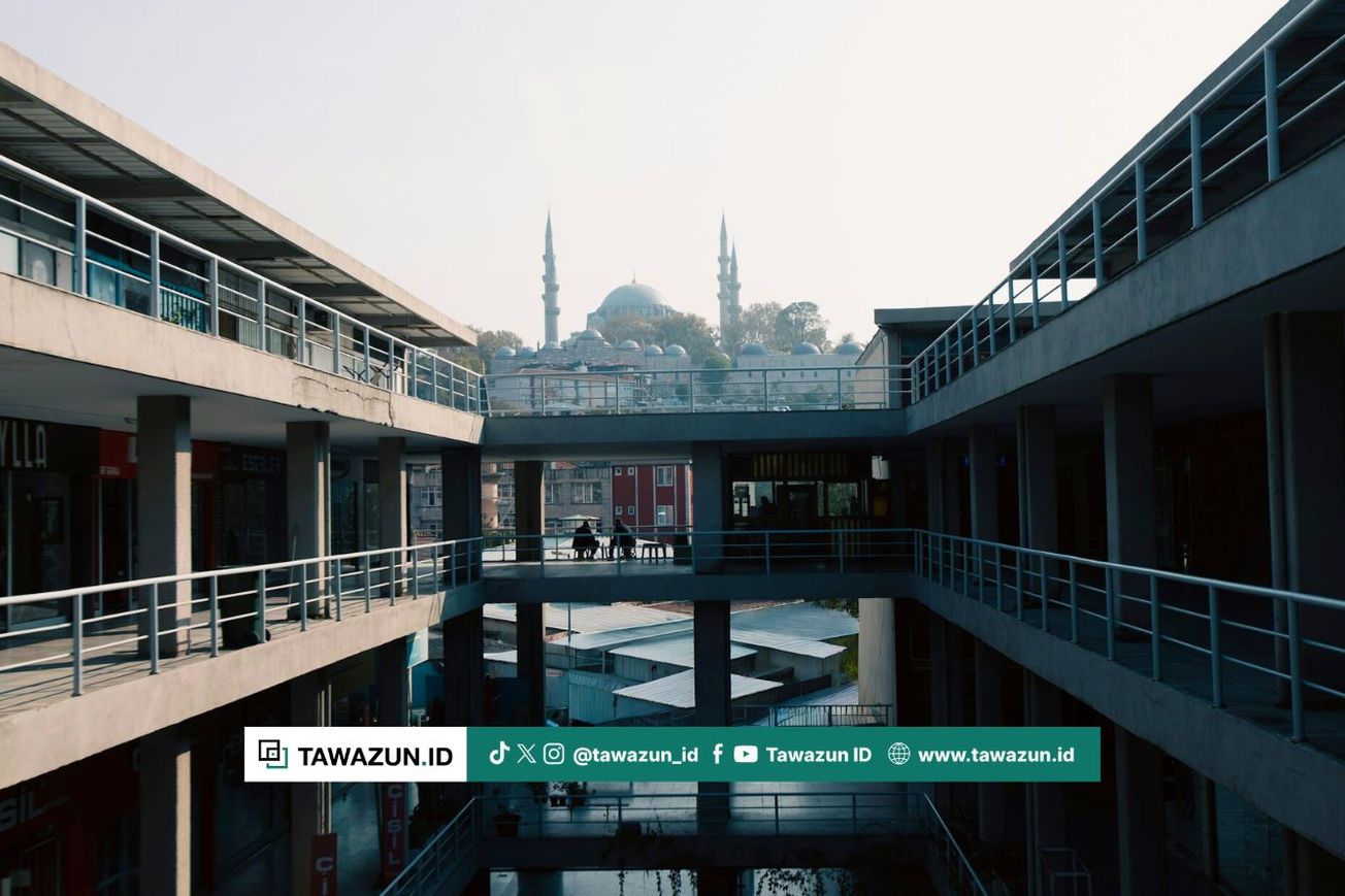 FOTO Masjid di Istanbul di antara gedung. (Unsplash/Onur Can Elma)