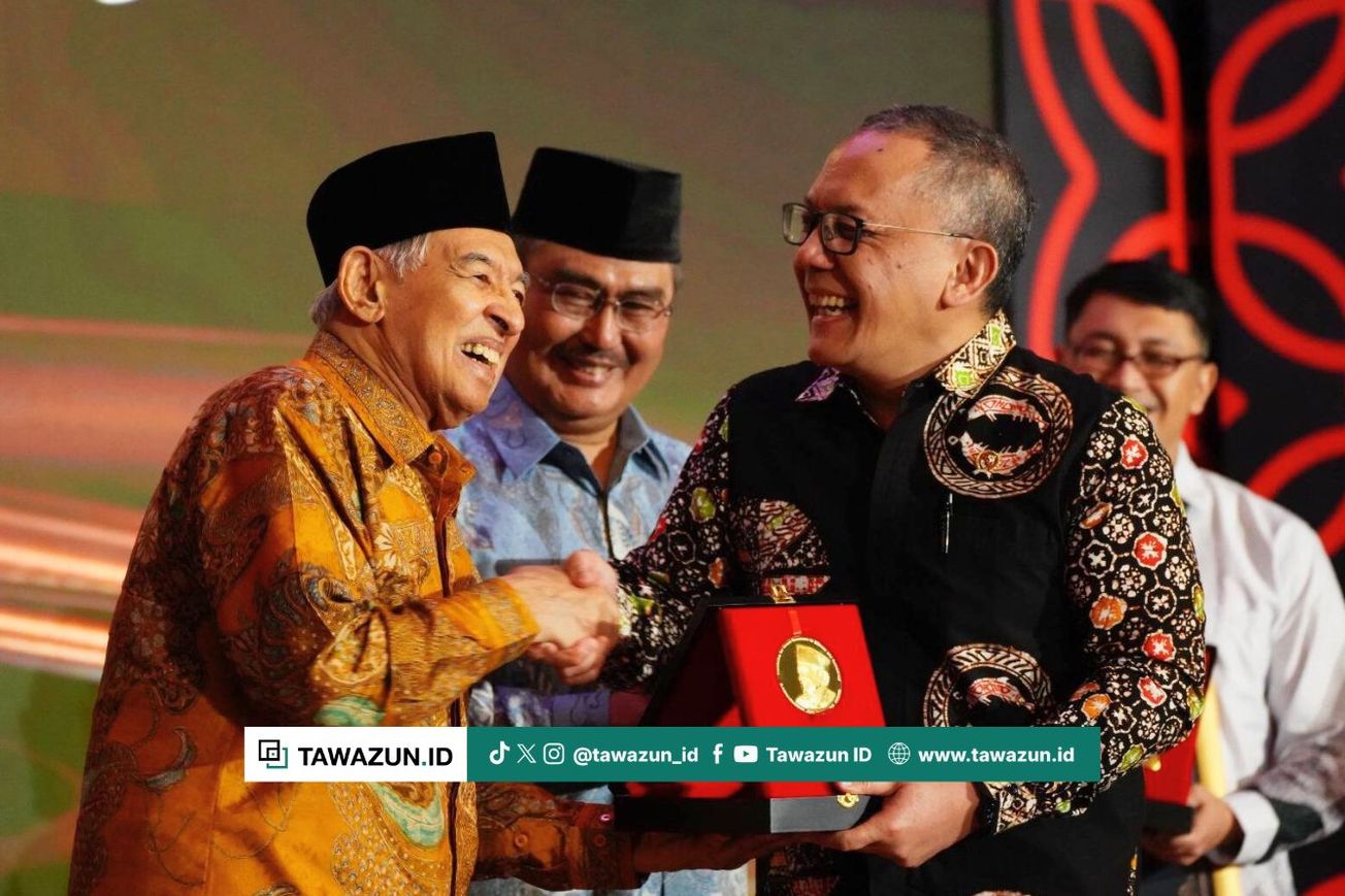 FOTO Prof. M. Quraish Shihab saat menerima Habibie Prize 2025 dari BRIN. (BRIN)
