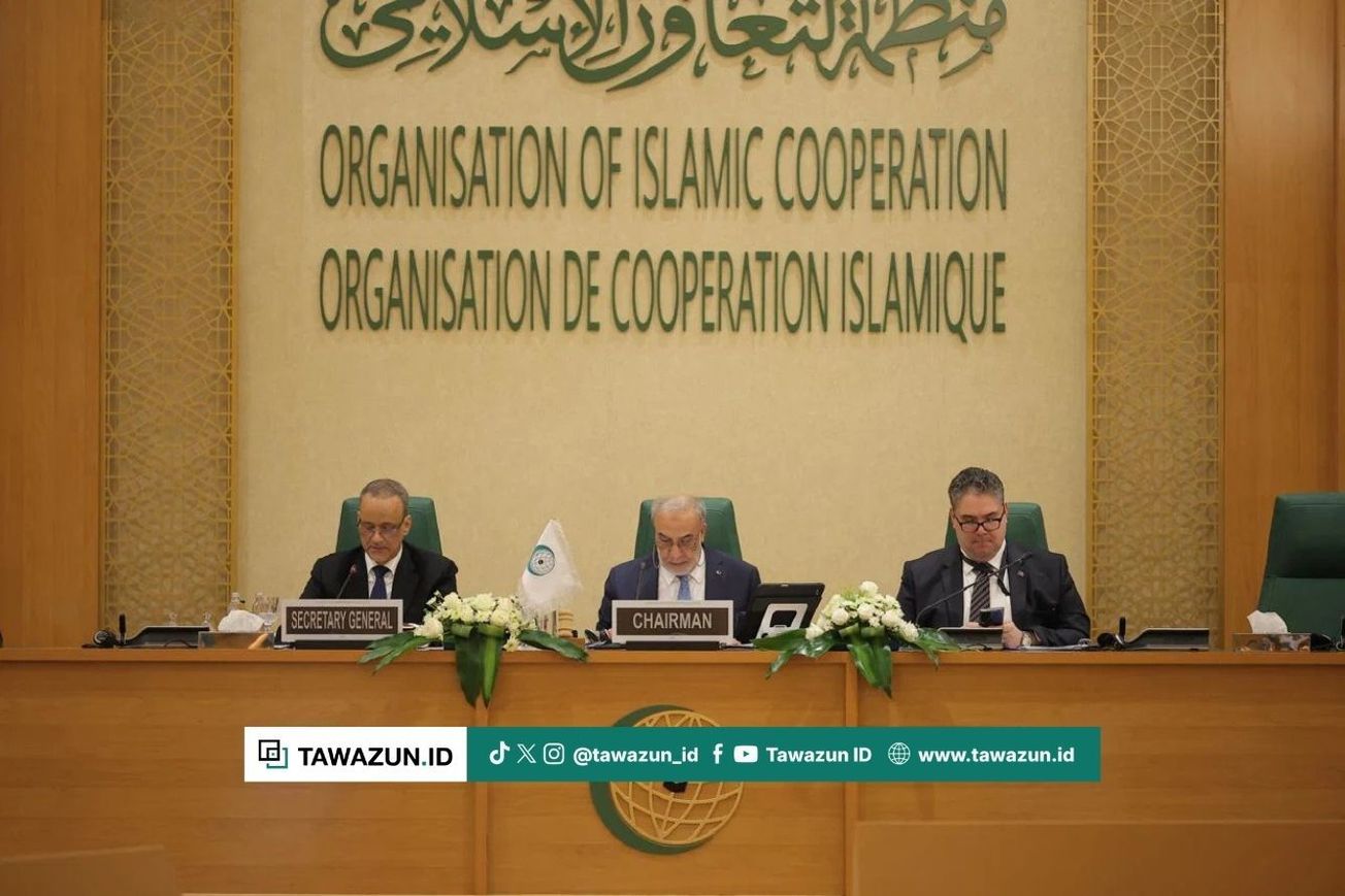 FOTO Sekjen OKI terpilih (kiri) saat Sidang Luar Biasa ke-23 di Jeddah, Arab Saudi. (OIC)